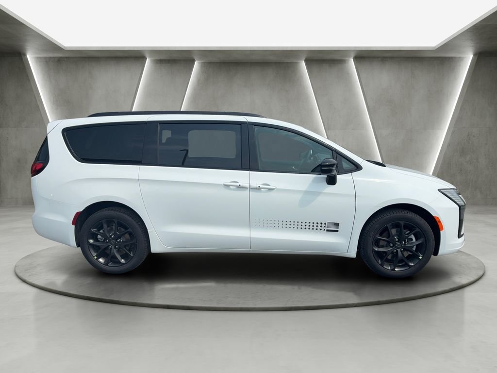 New 2027 Chrysler Pacifica Select AWD/4WD image 8