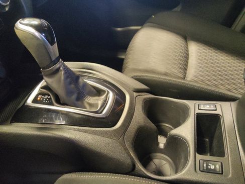 Used 2020 Nissan Rogue SV FWD image 26