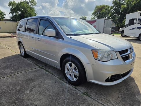 Used 2012 Dodge Grand Caravan Crew FWD image 3