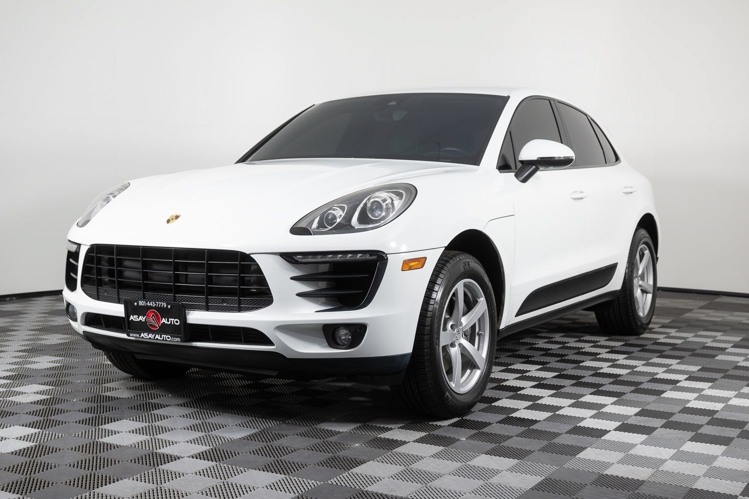 Used 2018 Porsche Macan AWD/4WD image 2