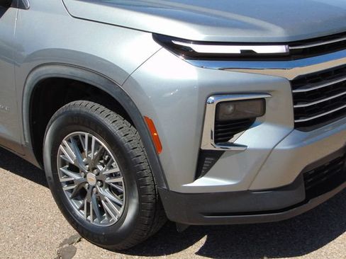 Used 2024 Chevrolet Traverse LT AWD/4WD image 2