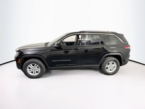 Used 2023 Jeep Grand Cherokee Laredo AWD/4WD image 8