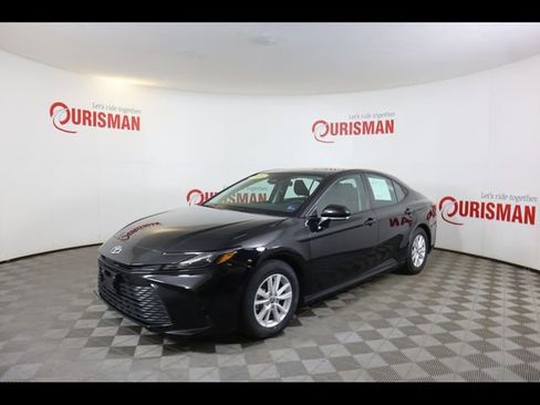 Used 2025 Toyota Camry LE image 4