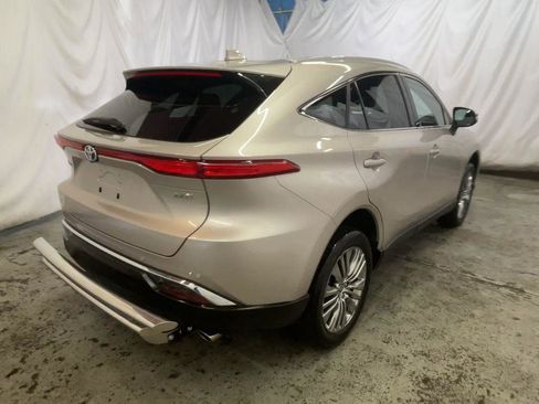 Used 2024 Toyota Venza XLE image 8