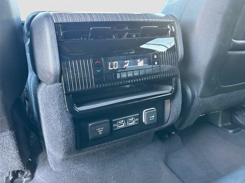 Used 2024 Jeep Wagoneer L Series II RWD image 30