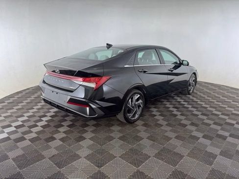 Used 2024 Hyundai Elantra Limited FWD image 5