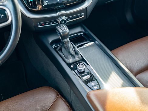 Used 2018 Volvo XC60 T5 Momentum w/ Convenience Package image 26