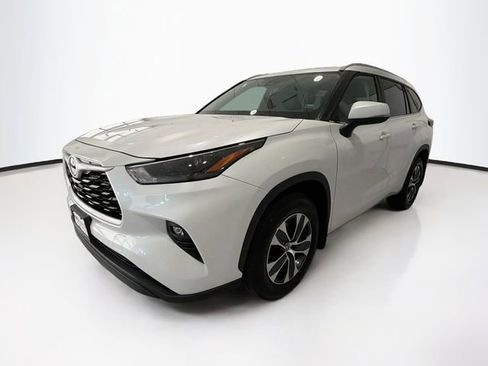 Certified 2026 Toyota Highlander XLE AWD/4WD image 3