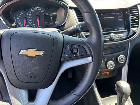 Used 2022 Chevrolet Trax LT w/ LT Convenience Package AWD/4WD image 16