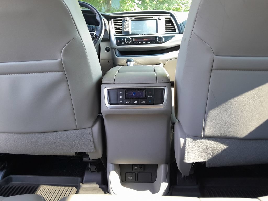Used 2018 Toyota Highlander XLE AWD/4WD image 36