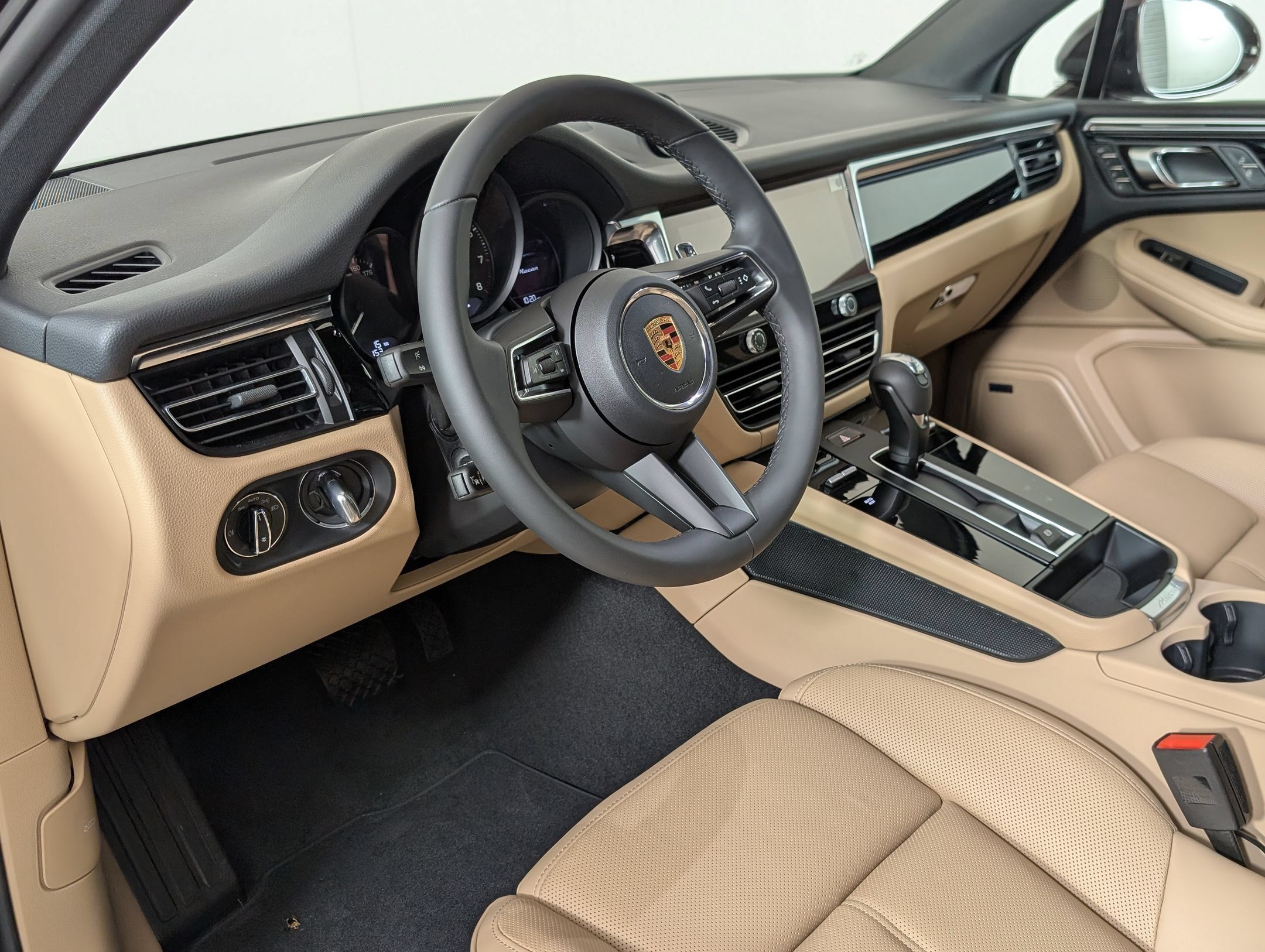Used 2026 Porsche Macan AWD/4WD image 4