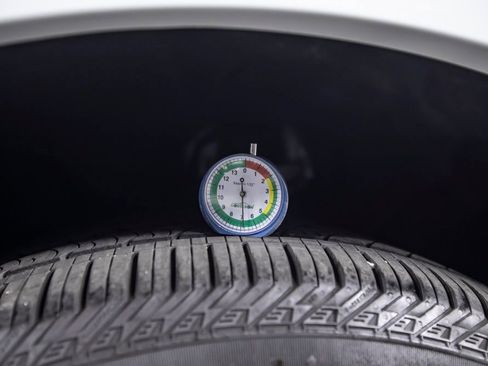 Used 2023 Audi Q8 Premium image 41