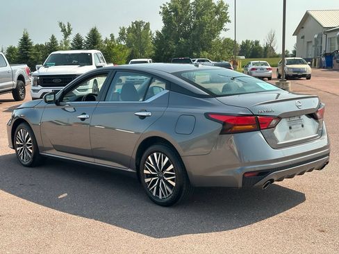 Used 2023 Nissan Altima 2.5 SV w/ SV Premium Package AWD/4WD image 5