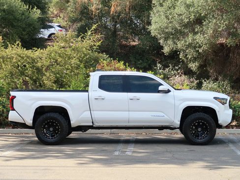 Used 2025 Toyota Tacoma SR5 AWD/4WD image 8