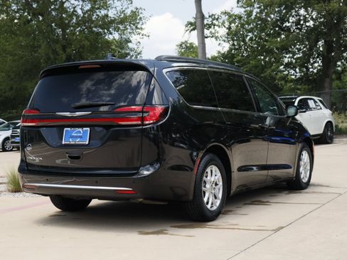 Used 2022 Chrysler Pacifica Touring-L FWD image 5