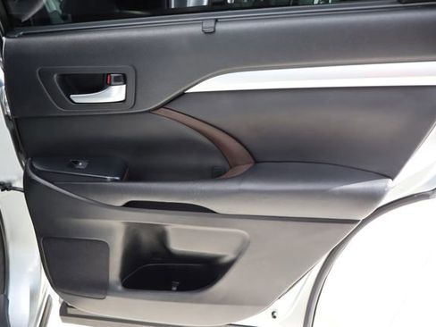 Used 2017 Toyota Highlander XLE image 31