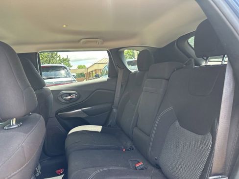 Used 2019 Jeep Cherokee Latitude w/ Popular Appearance Group FWD image 10