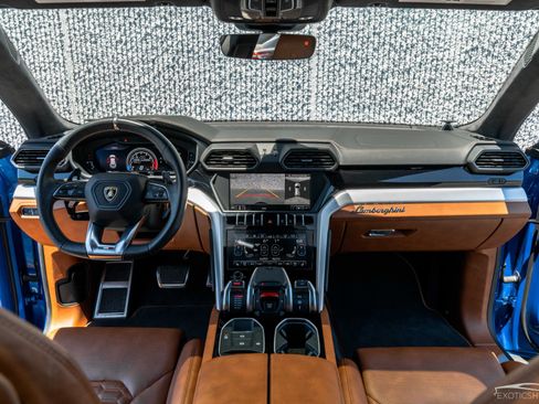 Used 2019 Lamborghini Urus AWD/4WD image 2