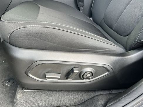 Used 2025 Jeep Grand Cherokee Laredo image 14