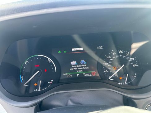 Used 2025 Toyota Sienna XLE w/ XLE Plus Package FWD image 9