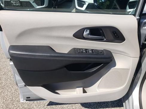 Used 2024 Chrysler Pacifica Touring-L FWD image 11