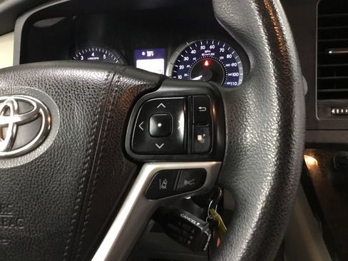 Used 2018 Toyota Sienna LE w/ Protection Package image 29