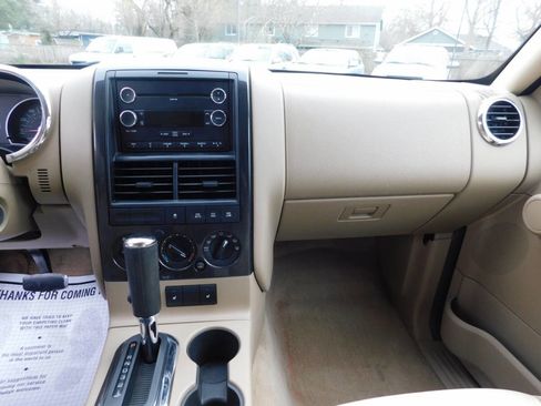 Used 2010 Ford Explorer XLT image 9