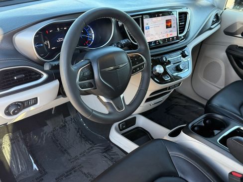Used 2024 Chrysler Pacifica Select image 13