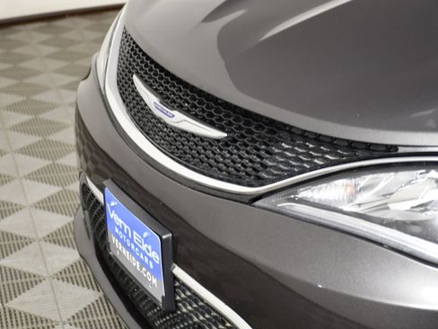 Used 2017 Chrysler Pacifica Limited FWD image 11
