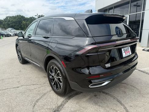 Used 2025 Lincoln Nautilus Premier AWD/4WD image 5