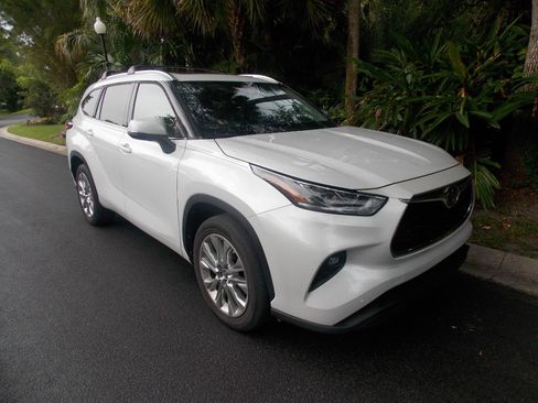 Used 2023 Toyota Highlander Limited FWD image 12