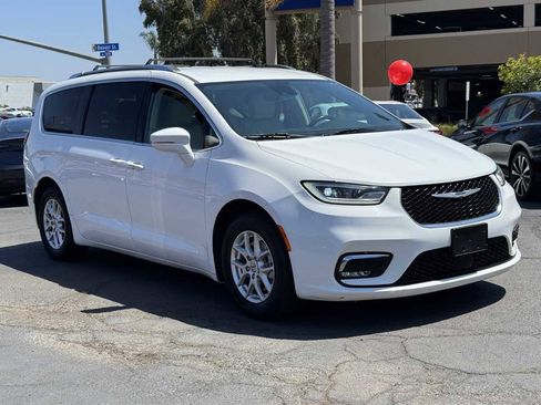 Used 2021 Chrysler Pacifica Touring-L FWD image 4