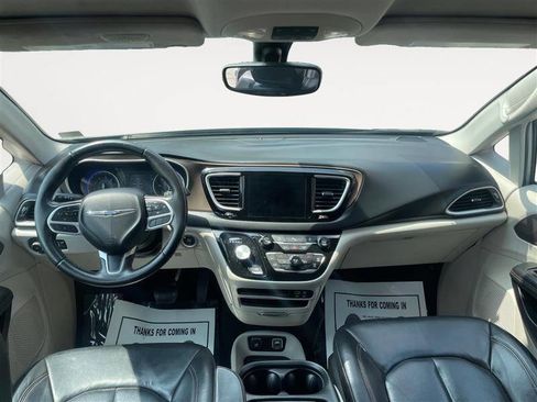 Used 2018 Chrysler Pacifica Touring-L image 10