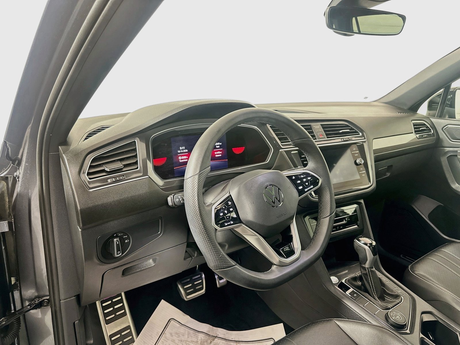 Used 2022 Volkswagen Tiguan SE R-Line AWD/4WD image 9
