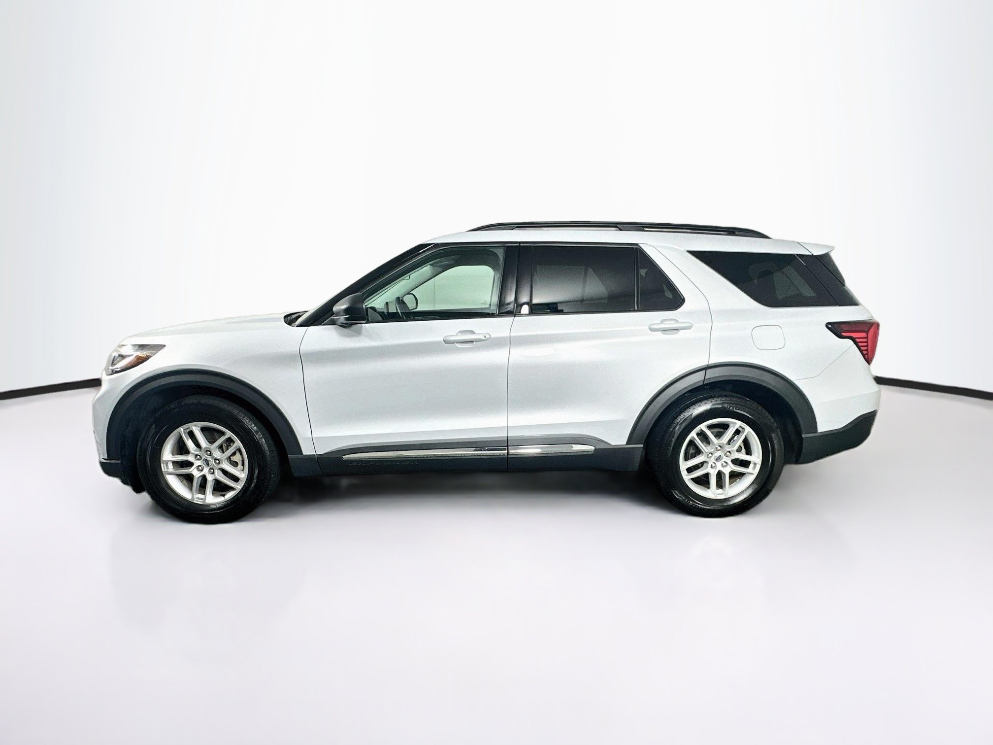 Used 2025 Ford Explorer Active w/ Active Comfort Package RWD image 4