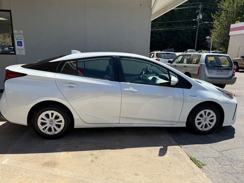 Used 2022 Toyota Prius LE FWD image 2