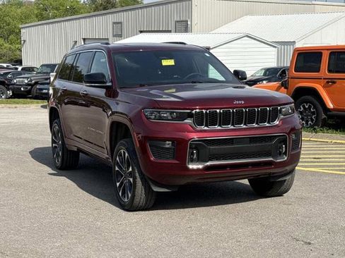 Used 2023 Jeep Grand Cherokee L Overland w/ Luxury Tech Group IV AWD/4WD image 3