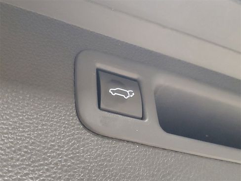 Certified 2023 Toyota Highlander XLE image 9