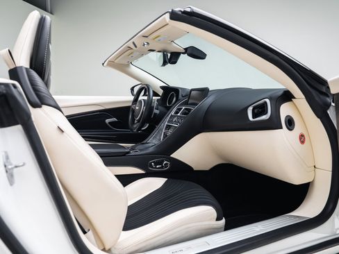 Used 2020 Aston Martin DB11 Volante image 34