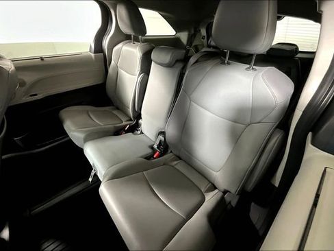Used 2021 Toyota Sienna XLE image 26