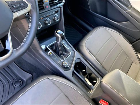 Certified 2022 Volkswagen Taos SE w/ Panoramic Sunroof Package image 17