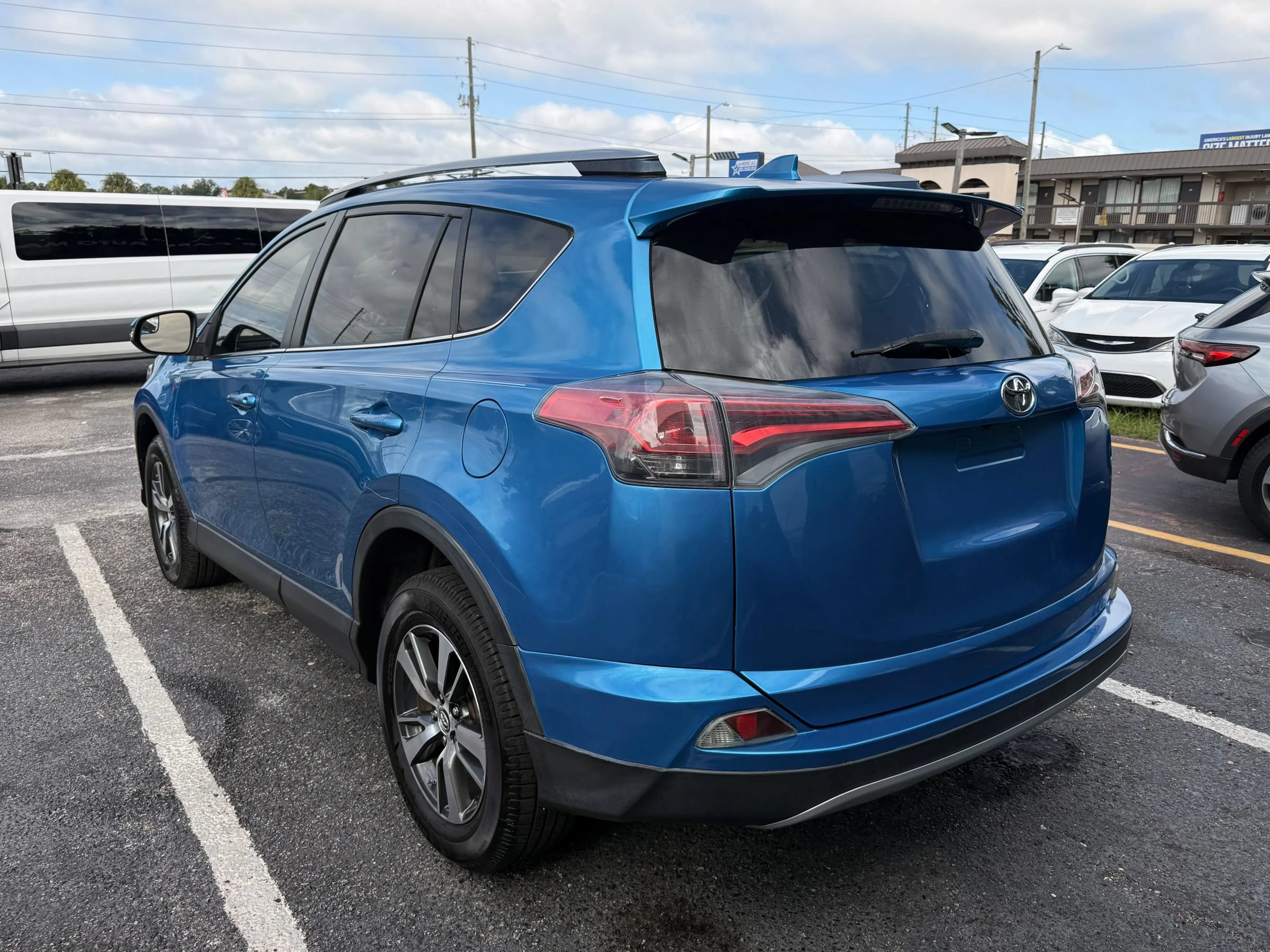 Used 2017 Toyota RAV4 XLE FWD image 4