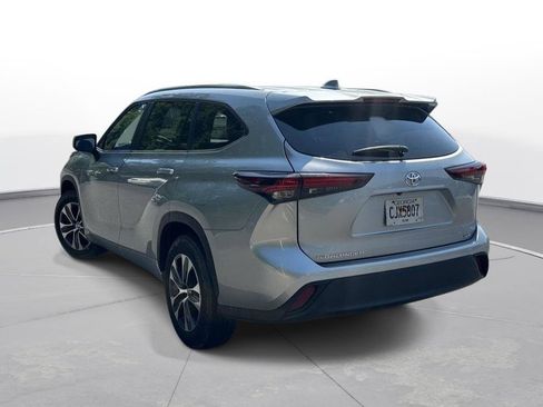 Certified 2025 Toyota Highlander XLE FWD image 8