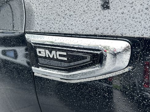 Used 2024 GMC Yukon SLT w/ SLT Luxury Package image 10