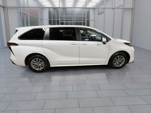 Certified 2022 Toyota Sienna LE FWD image 9