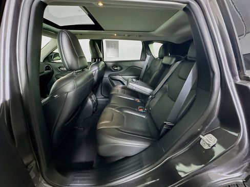 Used 2019 Jeep Cherokee Limited w/ Technology Group FWD image 28