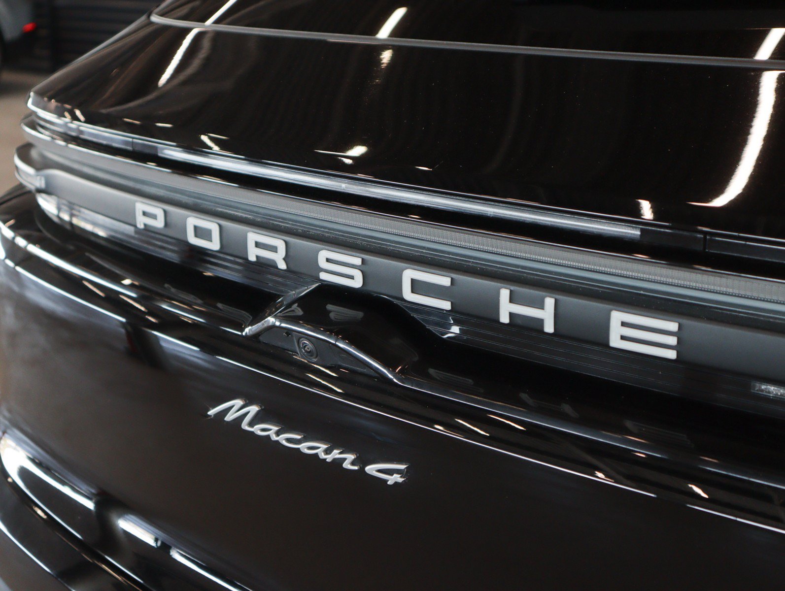 Certified 2024 Porsche Macan 4 Electric AWD/4WD image 29