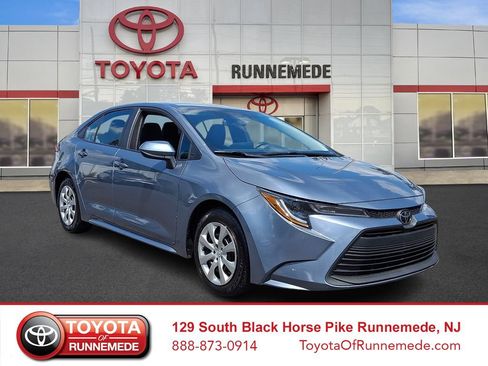 Certified 2025 Toyota Corolla LE FWD image 1