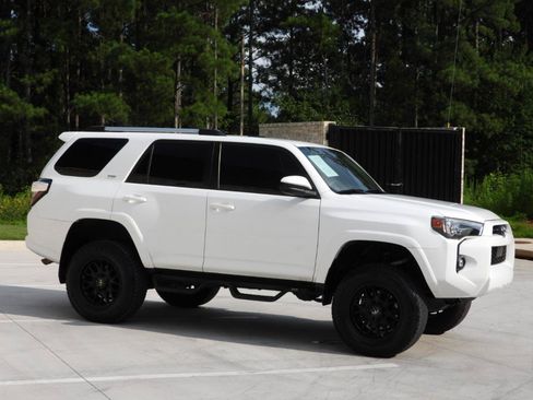 Used 2021 Toyota 4Runner SR5 AWD/4WD image 38