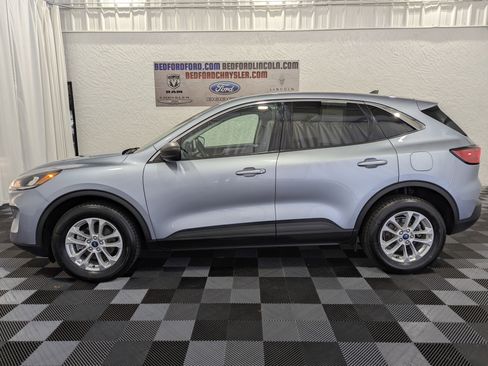 Used 2022 Ford Escape SE w/ Cold Weather Package image 2